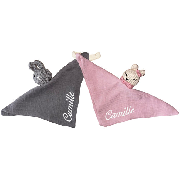 Doudou Lapin Bébé Personnalisé – Broderie Prénom – 2 coloris (Rose ou Gris)